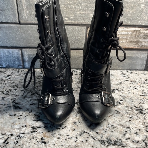 Guess size 7 ankle boots. Excellent used condition. Almost brand new - Picture 2 of 2